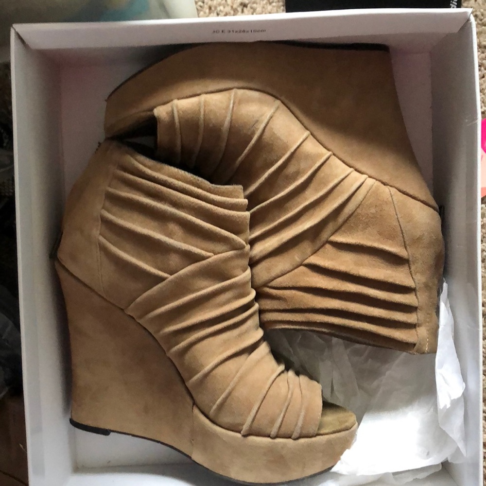Steve Madden Wesscot Taupe Suede wedges